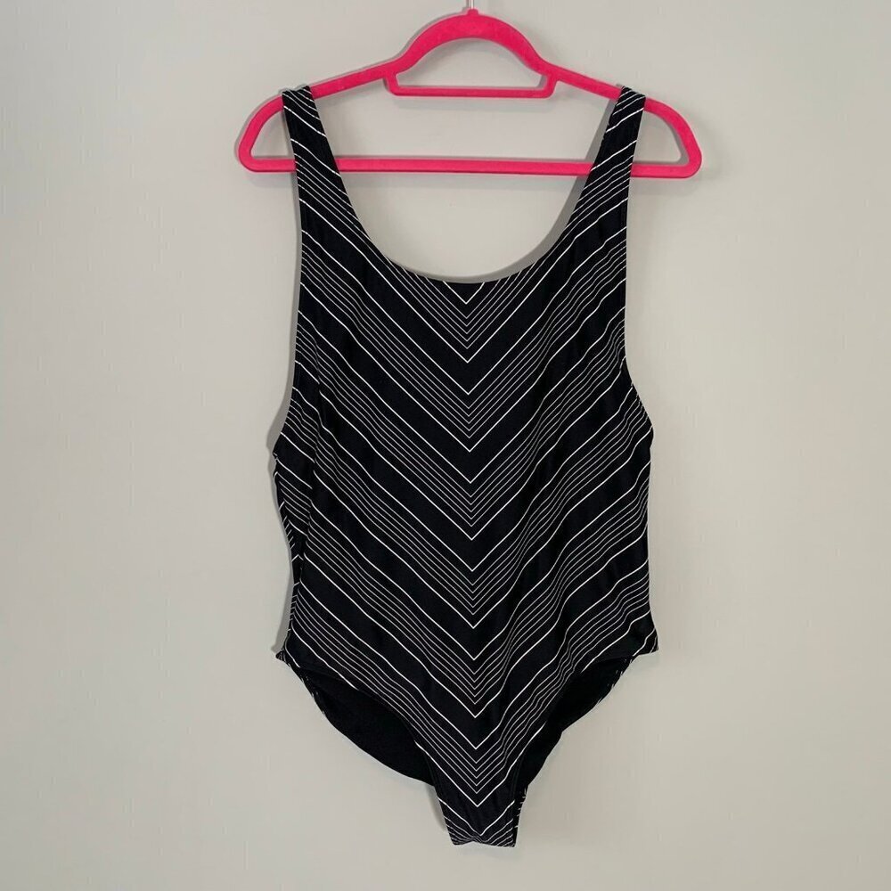 Athleta One Piece Swimsuit Women 40D/DD Black‎ White Chevron Stripe Scoop Back